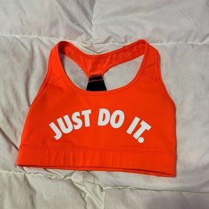 Nike sports bra. never worn. no stains